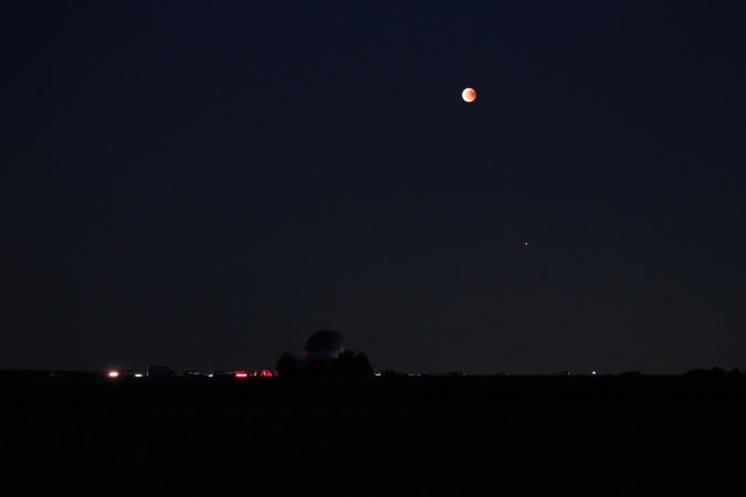 Verfinsterter Mond, Mars und viel irdisches Licht an der Sternwarte, Aufnahme: Gerold Holtkamp